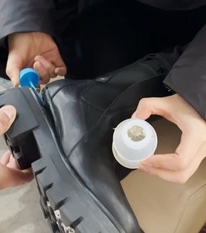 机场鞋子遭扯坏拿胶水黏　谭松韵自嘲画面有好笑	