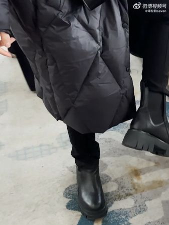 机场鞋子遭扯坏拿胶水黏　谭松韵自嘲画面有好笑	