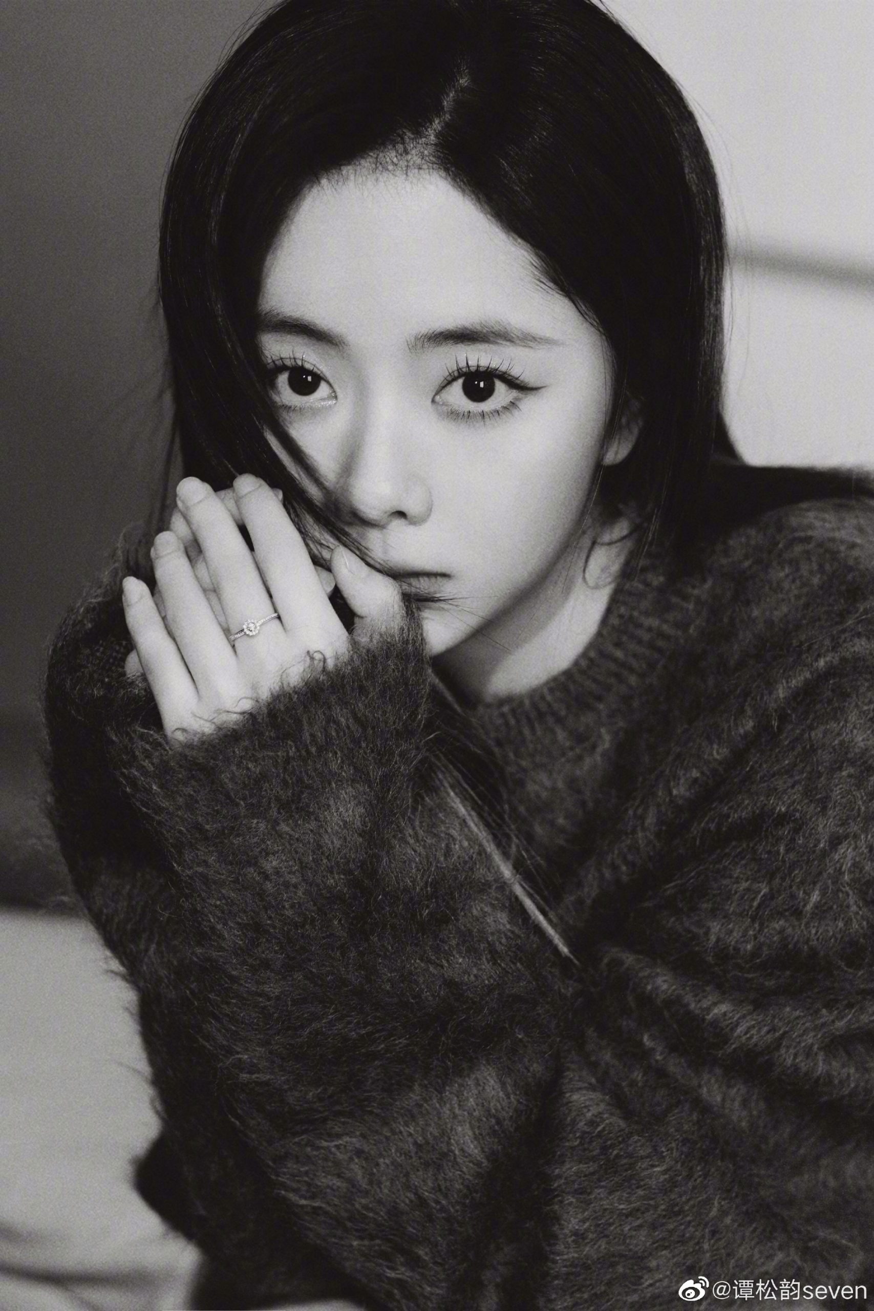 机场鞋子遭扯坏拿胶水黏　谭松韵自嘲画面有好笑	