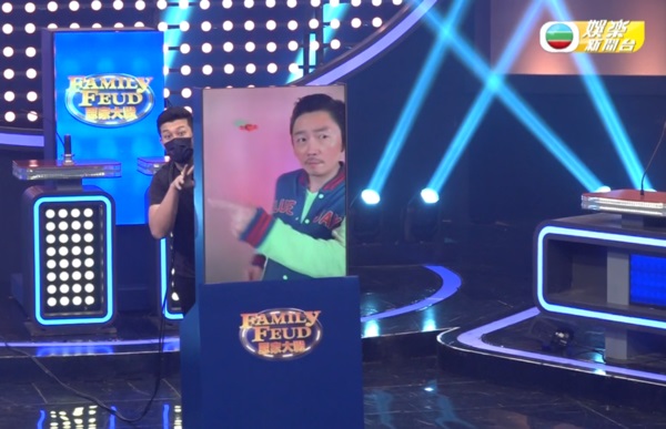 李思捷为家人隔空主持节目 网民无法接受喊停录