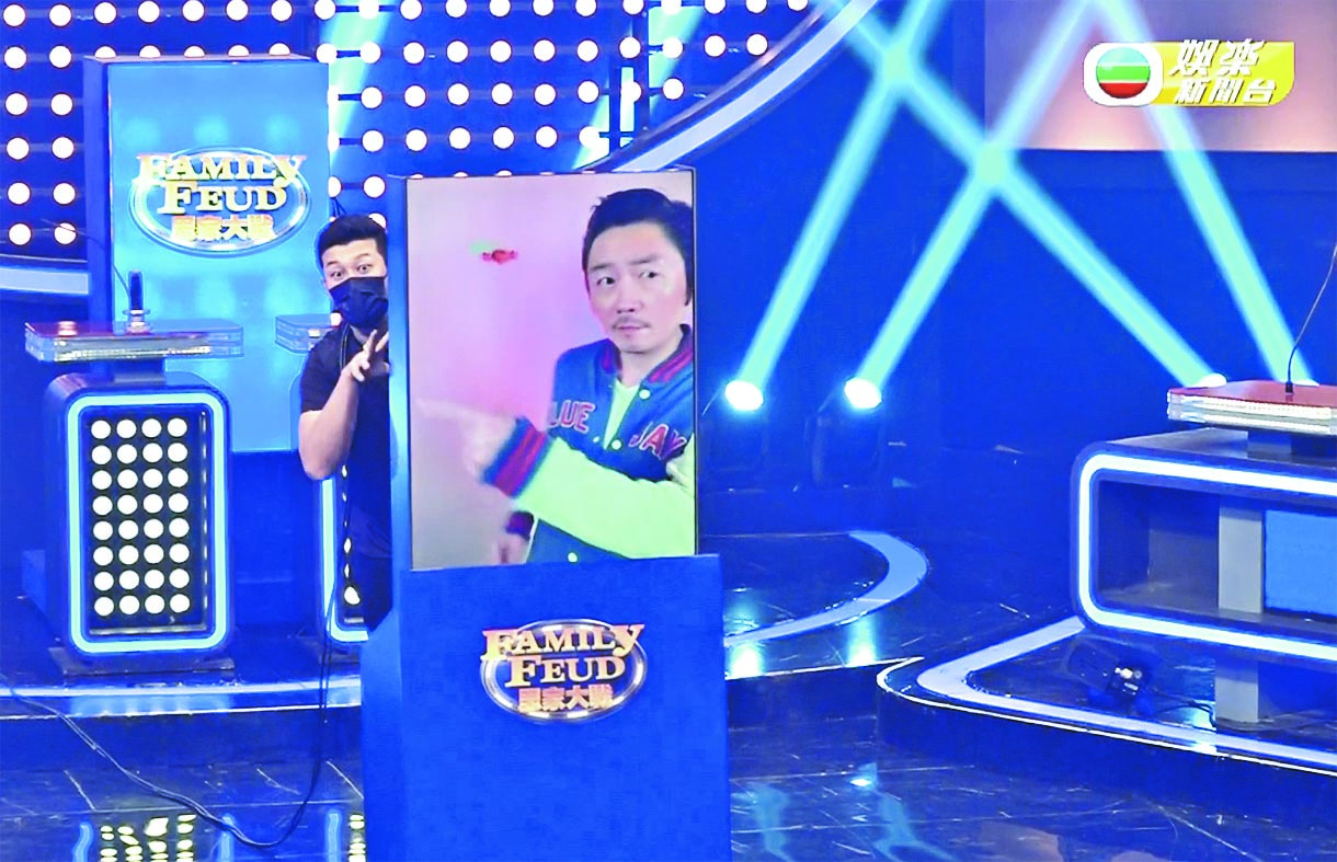 李思捷为家人隔空主持节目 网民无法接受喊停录