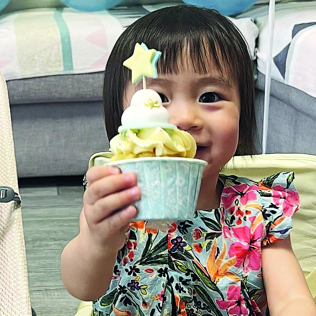 杨茜尧庆祝儿子百日宴 感触儿女大得快