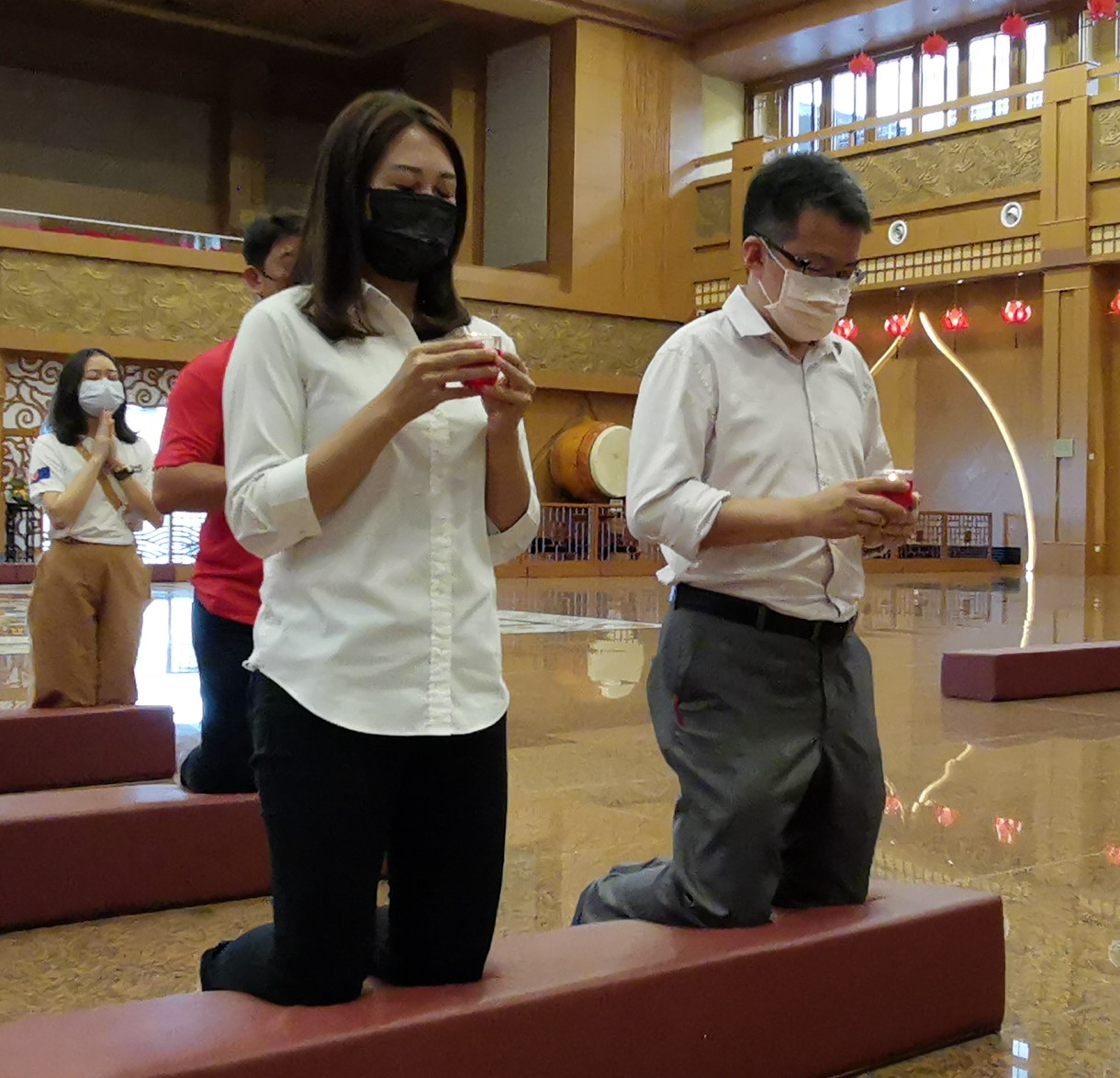 廖彩彤、刘镇东到新马寺参访,并向佛祖祈求州选“冻蒜”