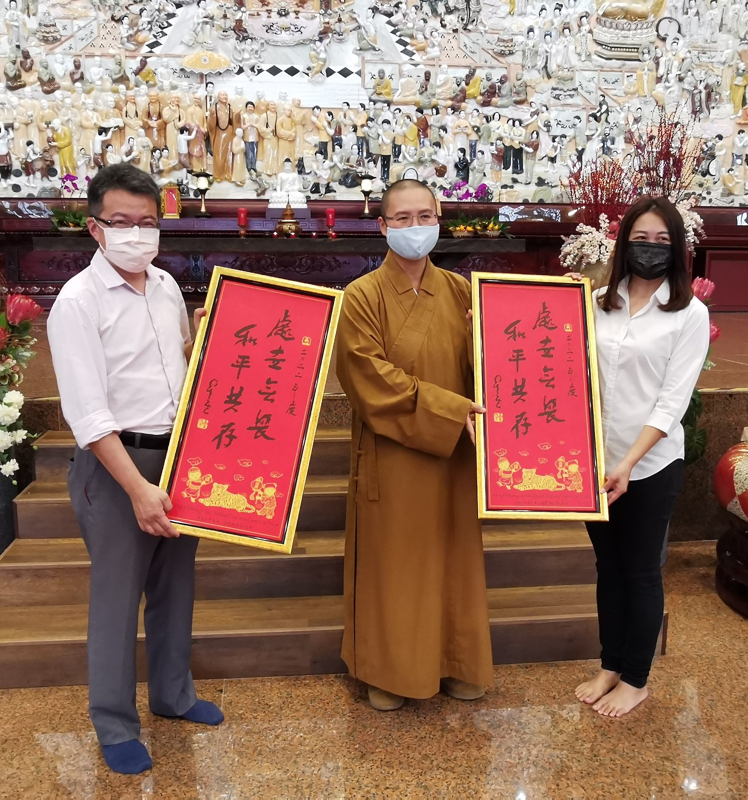 廖彩彤、刘镇东到新马寺参访,并向佛祖祈求州选“冻蒜”