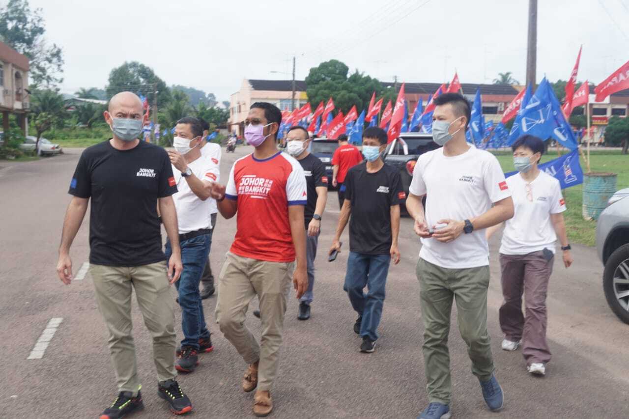 柔:新闻:林立迎为行动党候选人谢奥马助选拜票