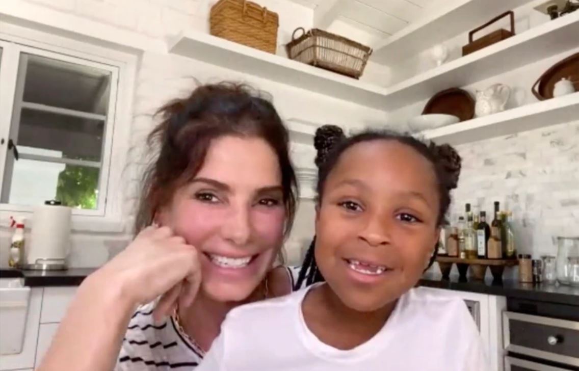 桑黛娜查宁相识太奇妙   因女儿学校打架结缘 