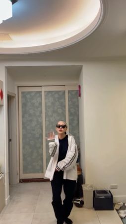 模仿酷龙热舞迎姐夫   小S：我姐会杀死我！