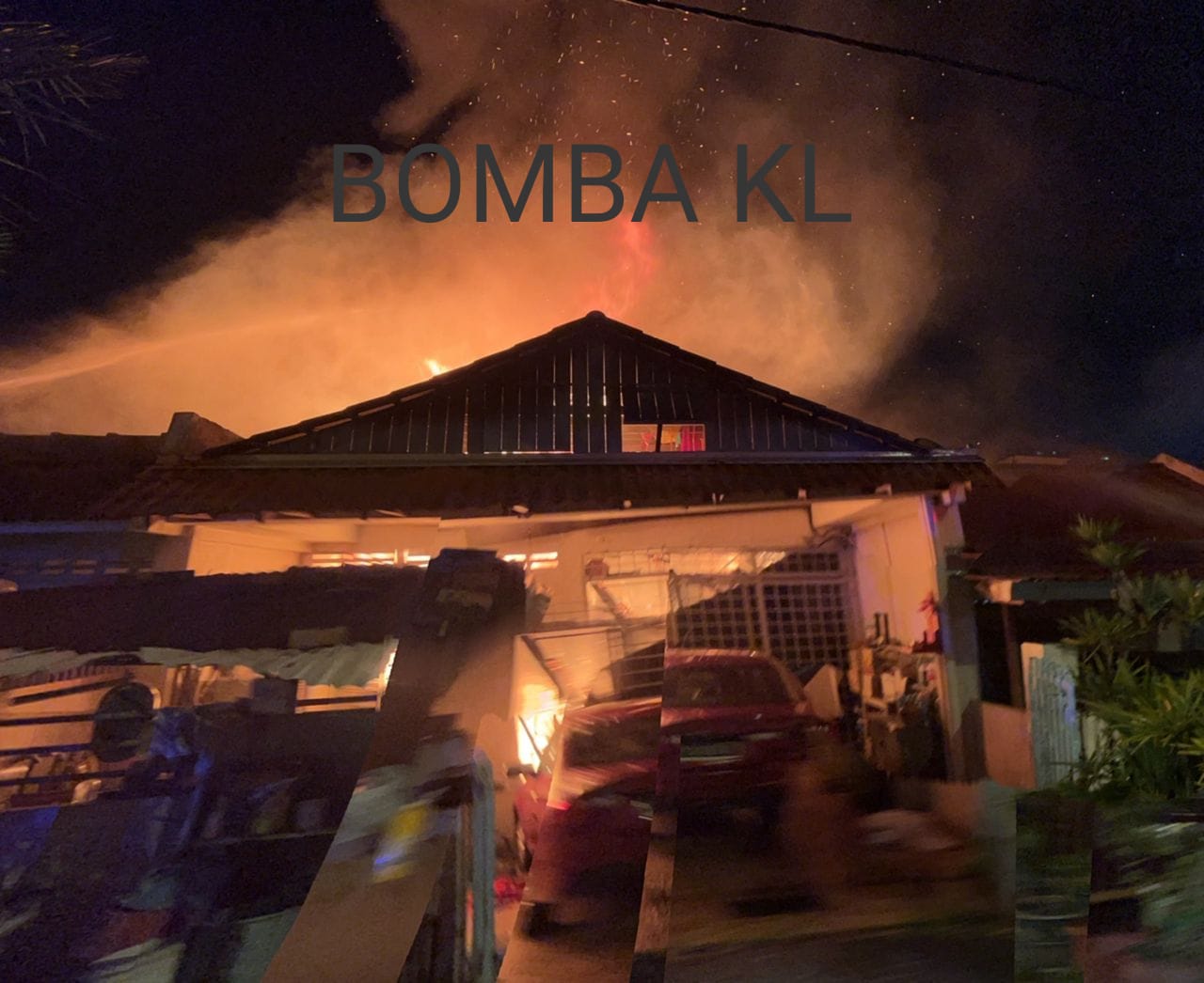 民宅疑因电流短路起火·电流干扰消拯员灭火酿2屋被烧