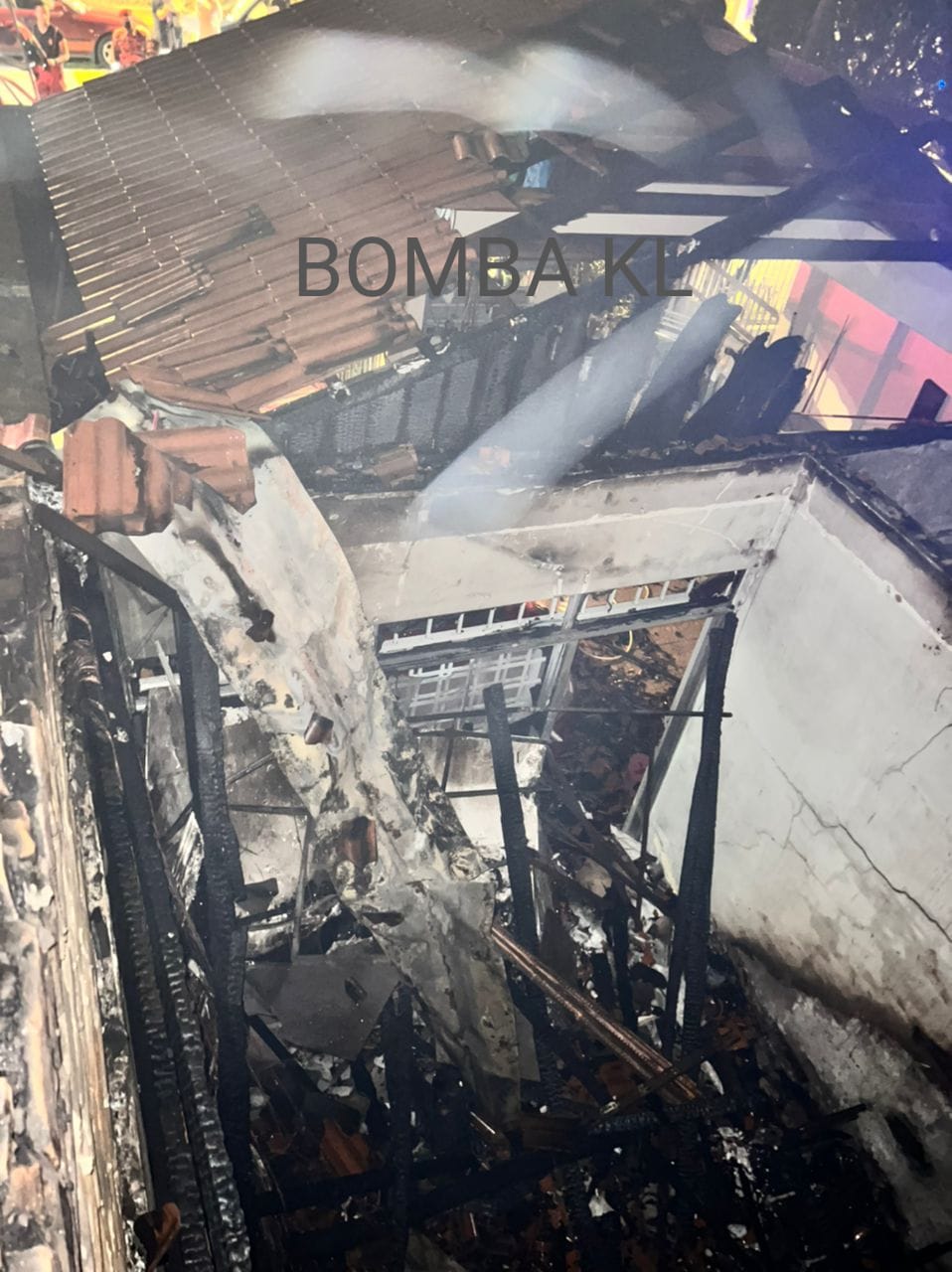 民宅疑因电流短路起火·电流干扰消拯员灭火酿2屋被烧