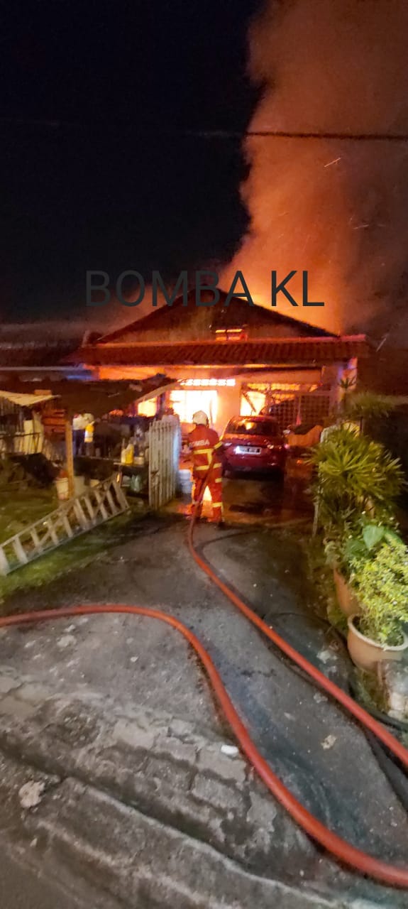 民宅疑因电流短路起火·电流干扰消拯员灭火酿2屋被烧