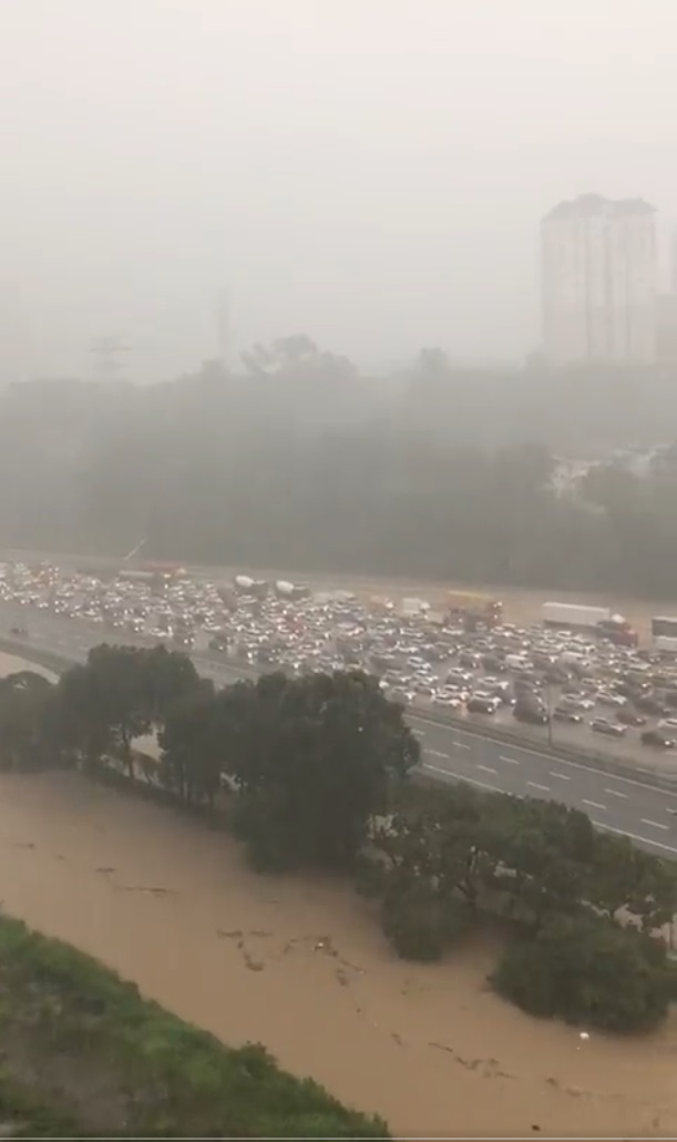 沙亚南大道水灾·数百辆车被困水中 马路一片泥泞