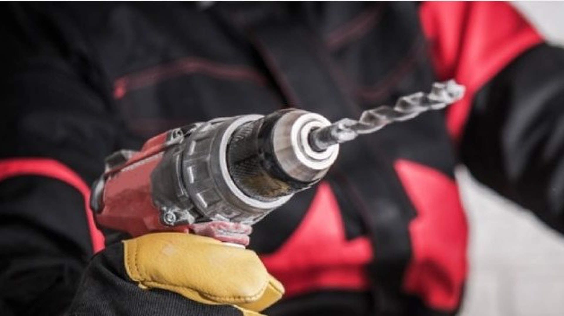 油价高企贼改用电钻偷汽油 网民忧有火花或引爆炸