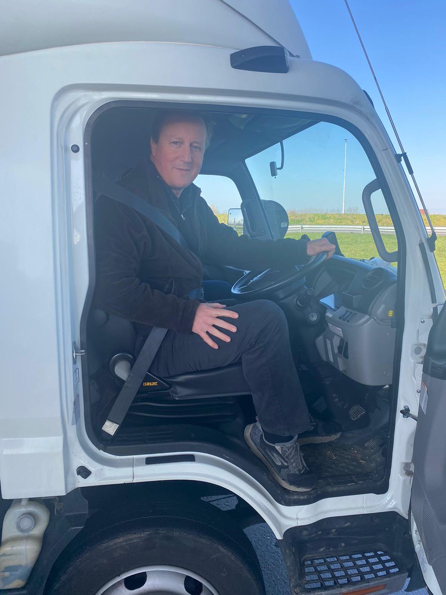 波兰/卡梅伦驾车送物资给乌难民