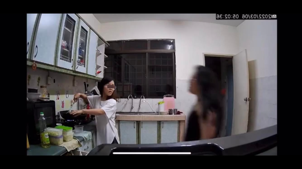 清晨煮食吵醒屋友·野蛮女怒掴炒菜女