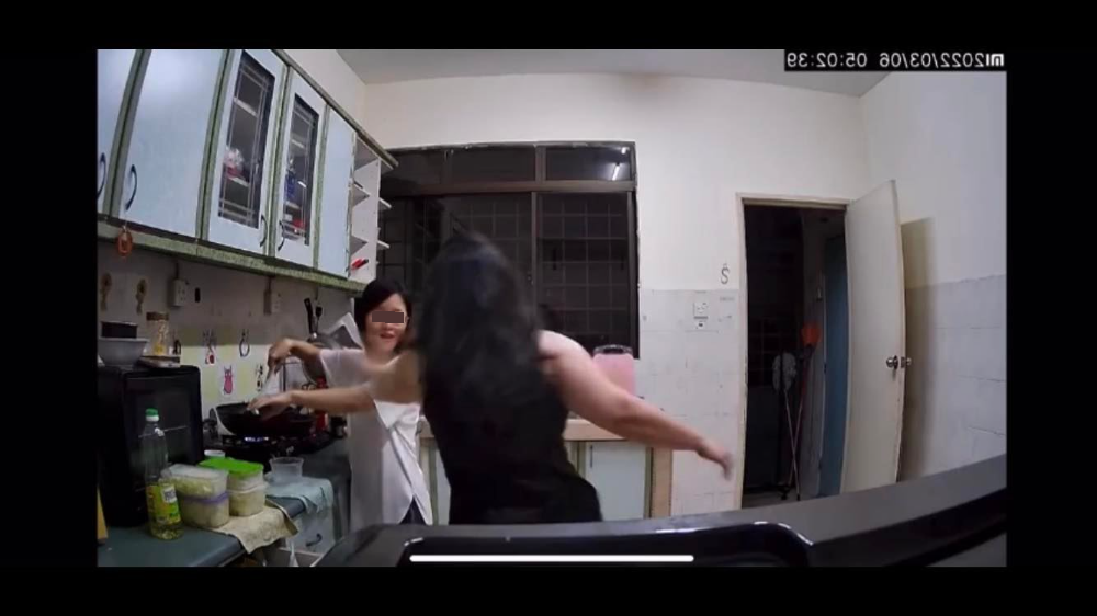 清晨煮食吵醒屋友·野蛮女怒掴炒菜女