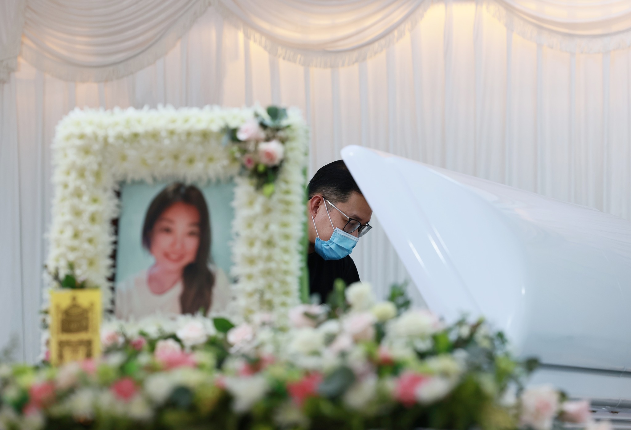 狮城女与夫游欧客死异乡 旅游期间身体有淤血斑点