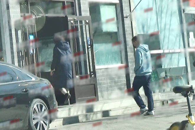 王菲前夫又要当爸了 李亚鹏陪小19岁女友产检