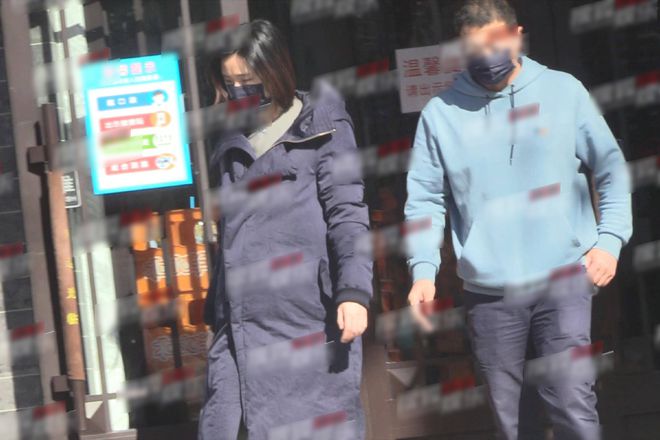 王菲前夫又要当爸了 李亚鹏陪小19岁女友产检