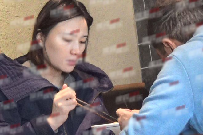 王菲前夫又要当爸了 李亚鹏陪小19岁女友产检