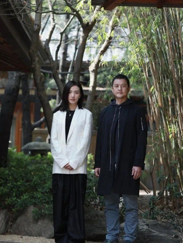 王菲前夫又要当爸了 李亚鹏陪小19岁女友产检