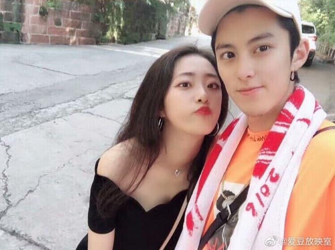 王鹤棣爆恋情  穿情侣装带回家过夜