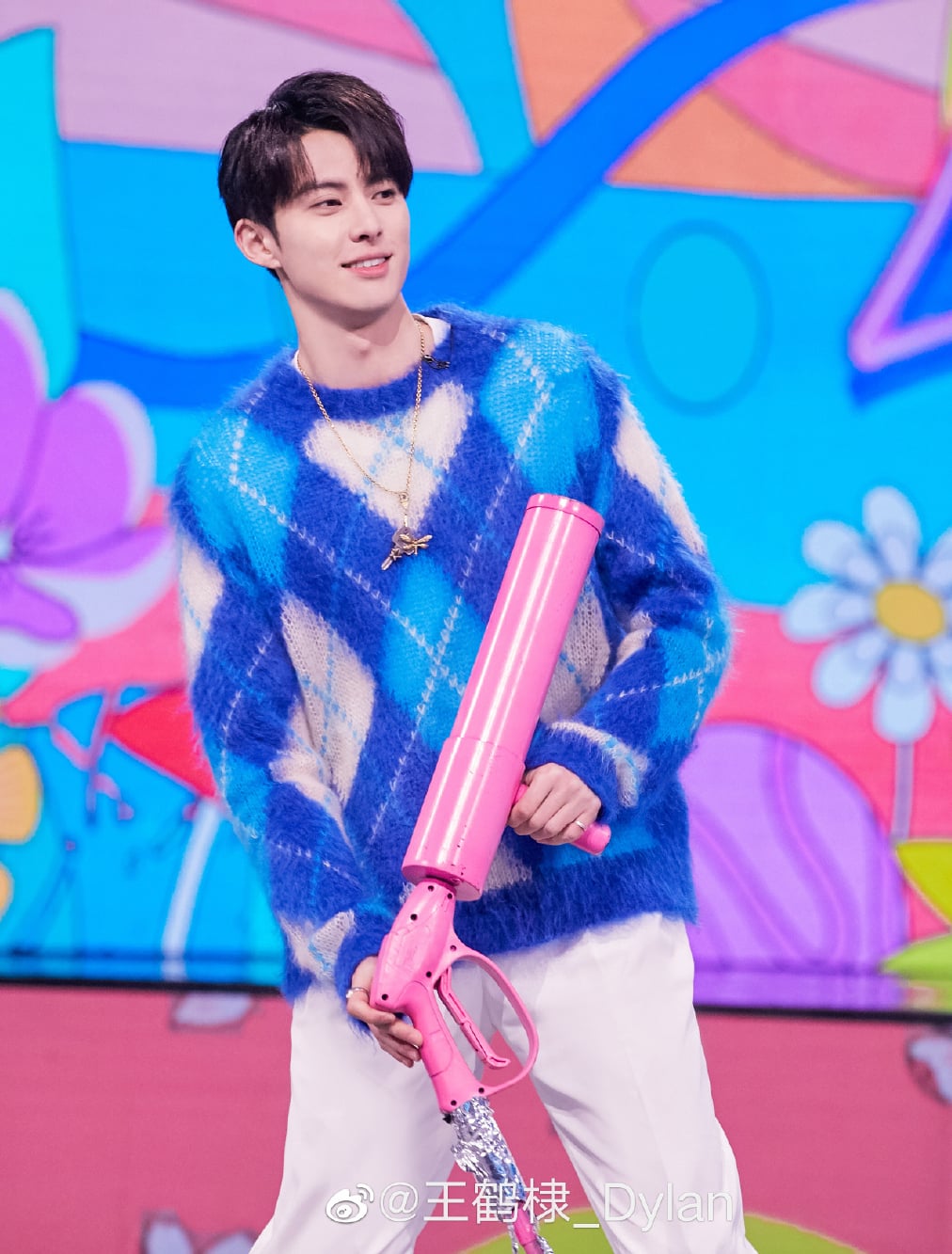 王鹤棣爆恋情  穿情侣装带回家过夜