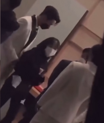 珉奎@SEVENTEEN抱走女职员 亲密互动曝光粉丝爆怒