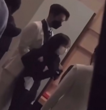 珉奎@SEVENTEEN抱走女职员 亲密互动曝光粉丝爆怒