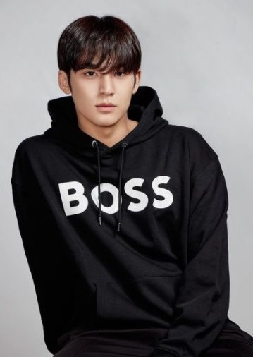 珉奎@SEVENTEEN抱走女职员 亲密互动曝光粉丝爆怒