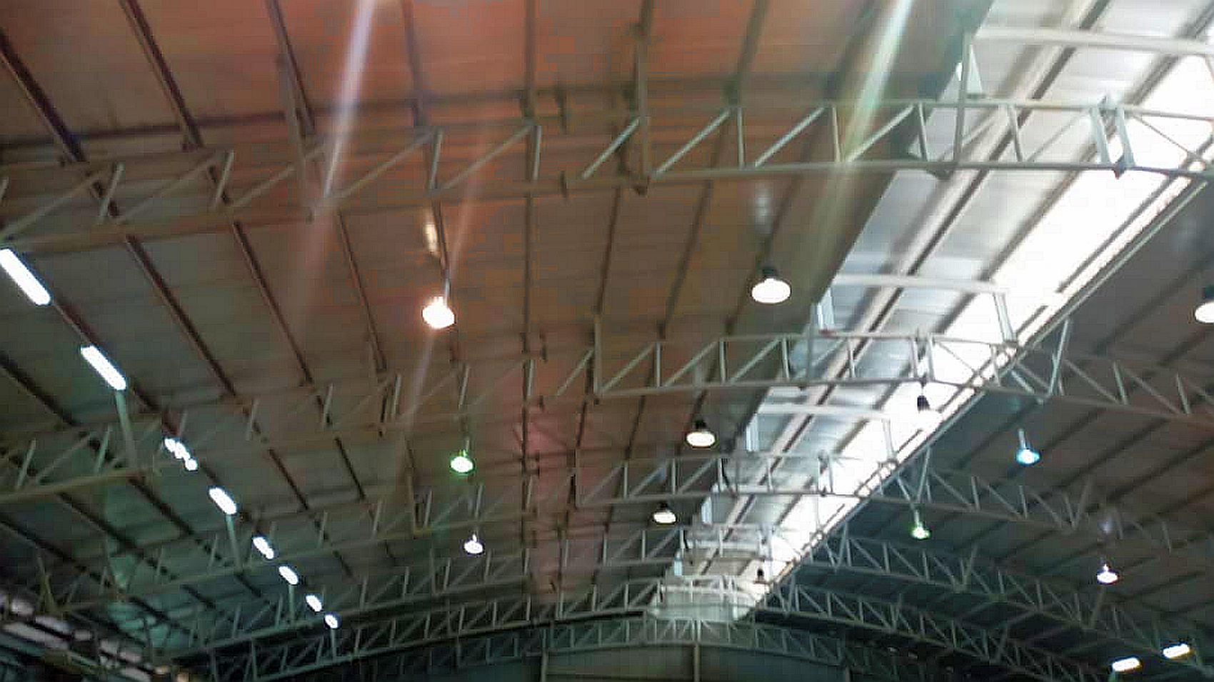 用作CAC地板灯光损坏 市厅篮球馆整修