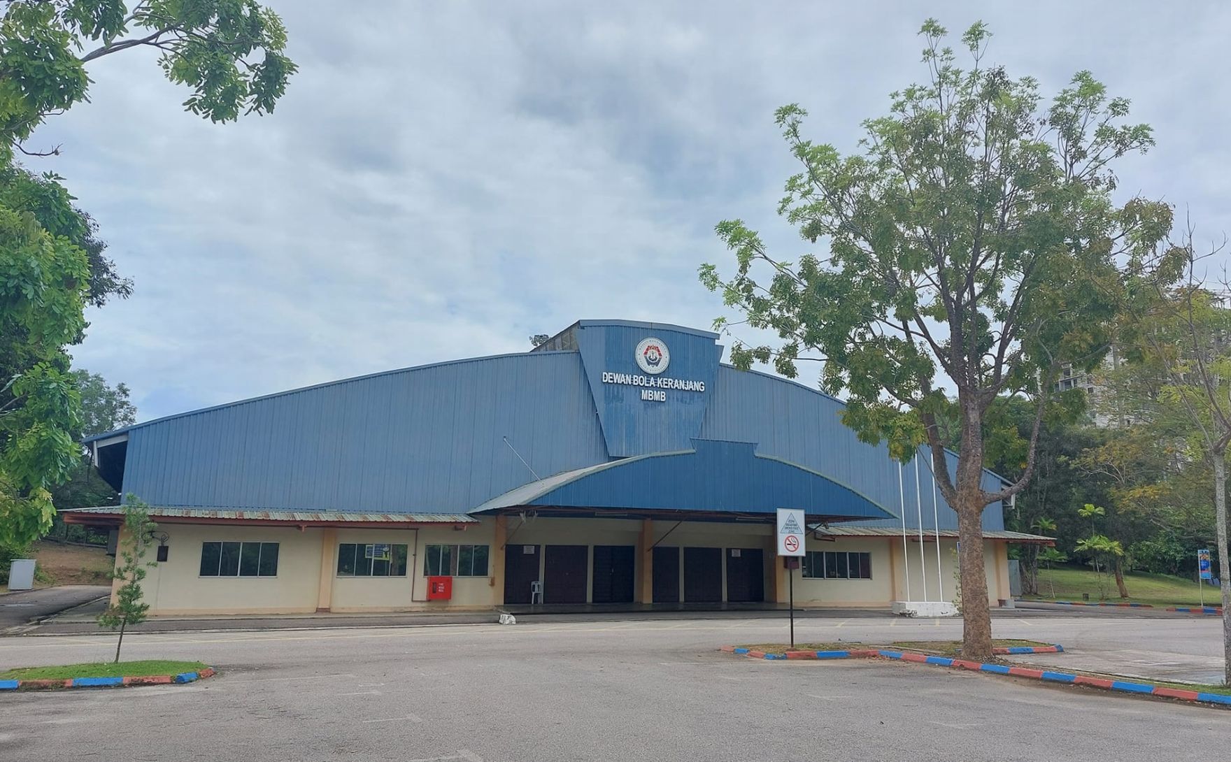 用作CAC地板灯光损坏 市厅篮球馆整修