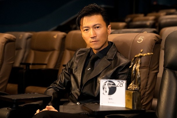 电影评论学会大奖|谢贤礼服现身领奖 谢霆锋代陈木胜领最佳导演