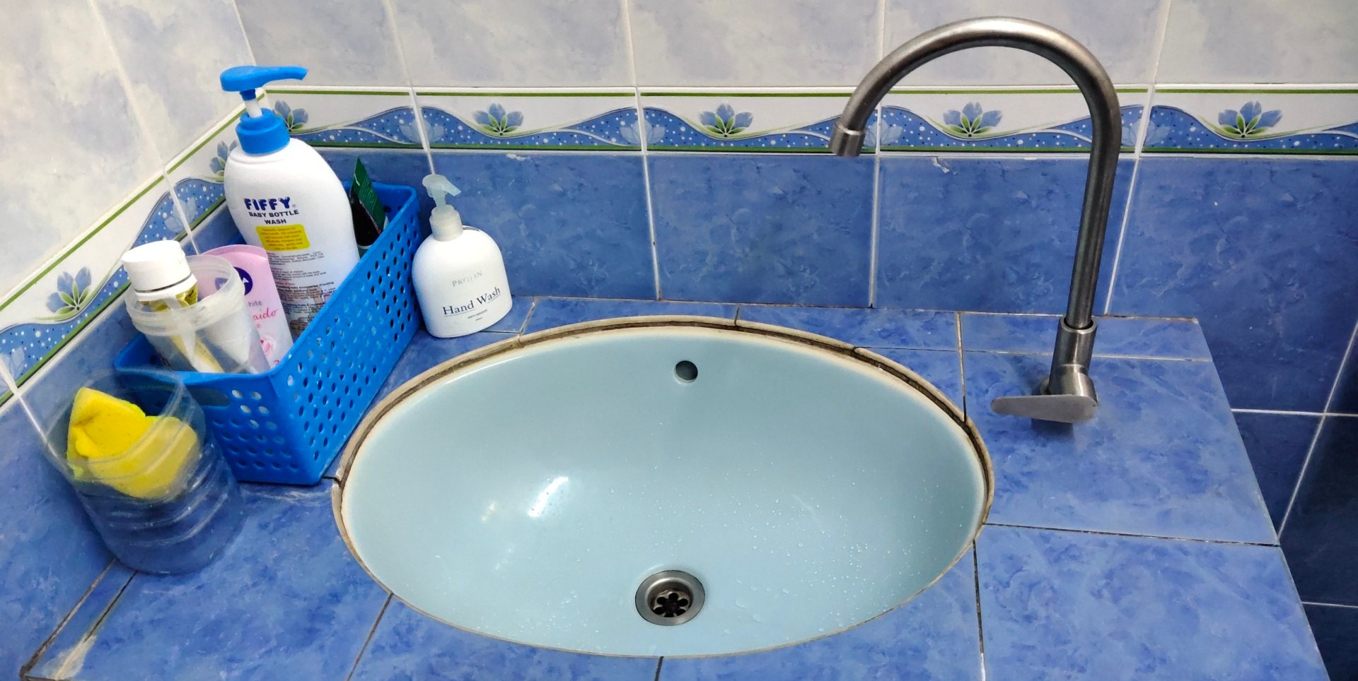 白天断水晚上恢复 水供不稳逾月扑水忙