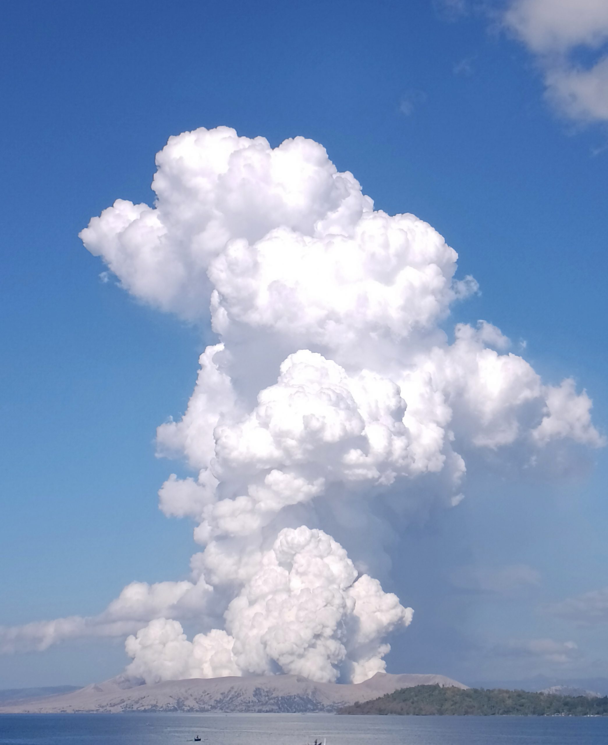 看世界)菲塔尔火山爆发 当局敦促数千居民离家避难