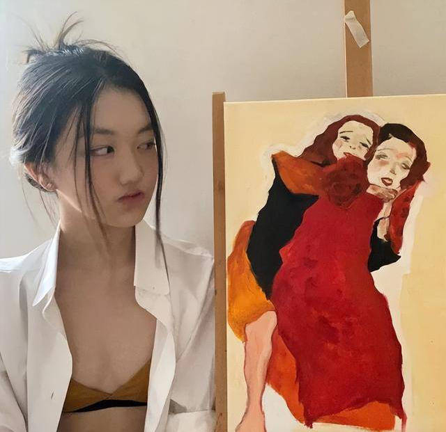 穿比基尼挨轰不雅观 15岁李嫣露Bra反击酸民