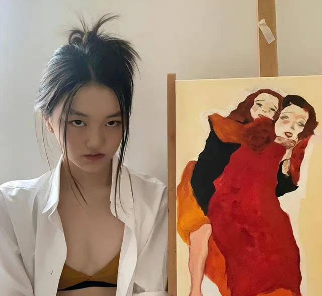 穿比基尼挨轰不雅观 15岁李嫣露Bra反击酸民