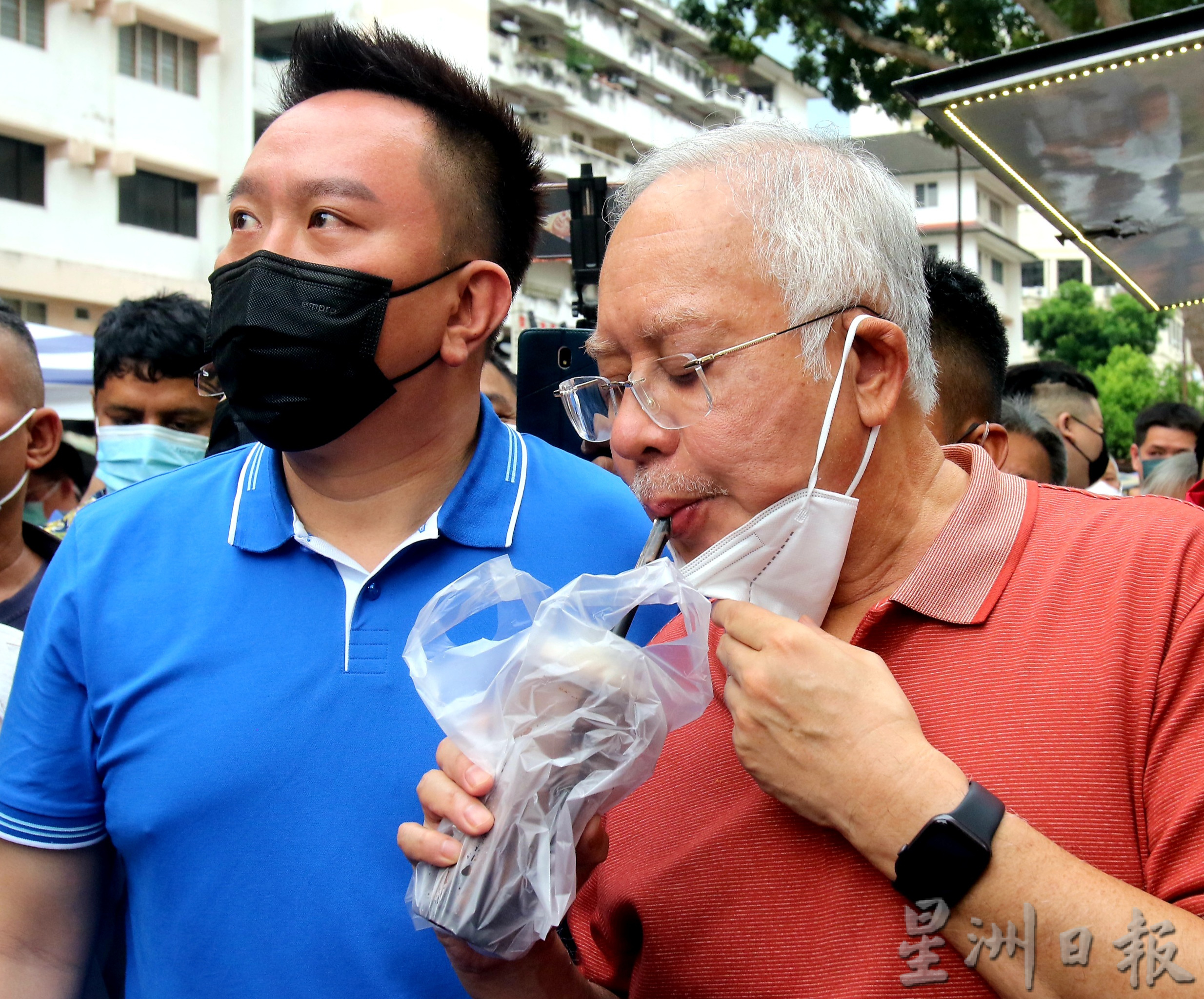 纳吉逛大路后卿田夜市 民众高喊“Bossku”迎接