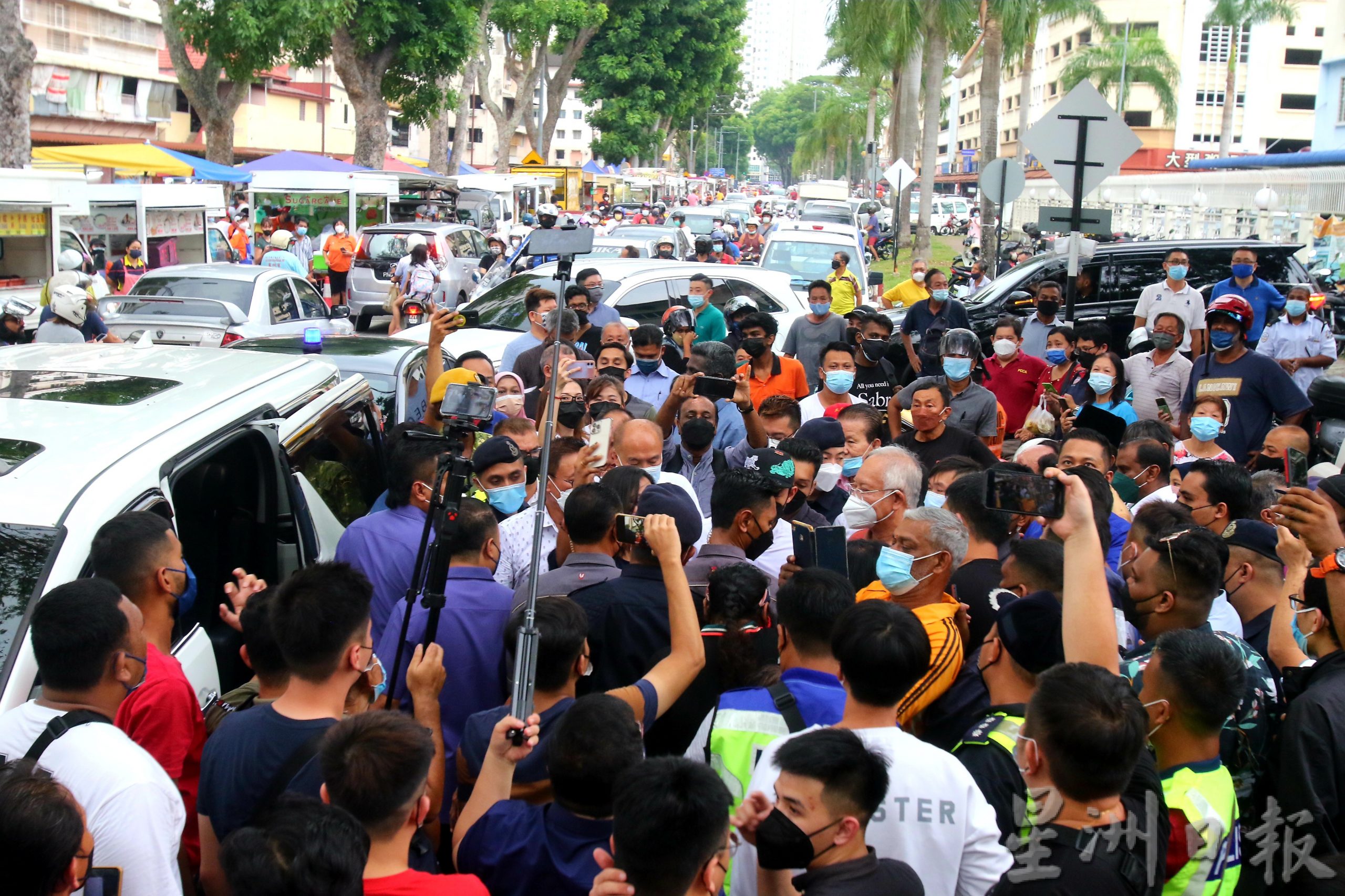 纳吉逛大路后卿田夜市 民众高喊“Bossku”迎接