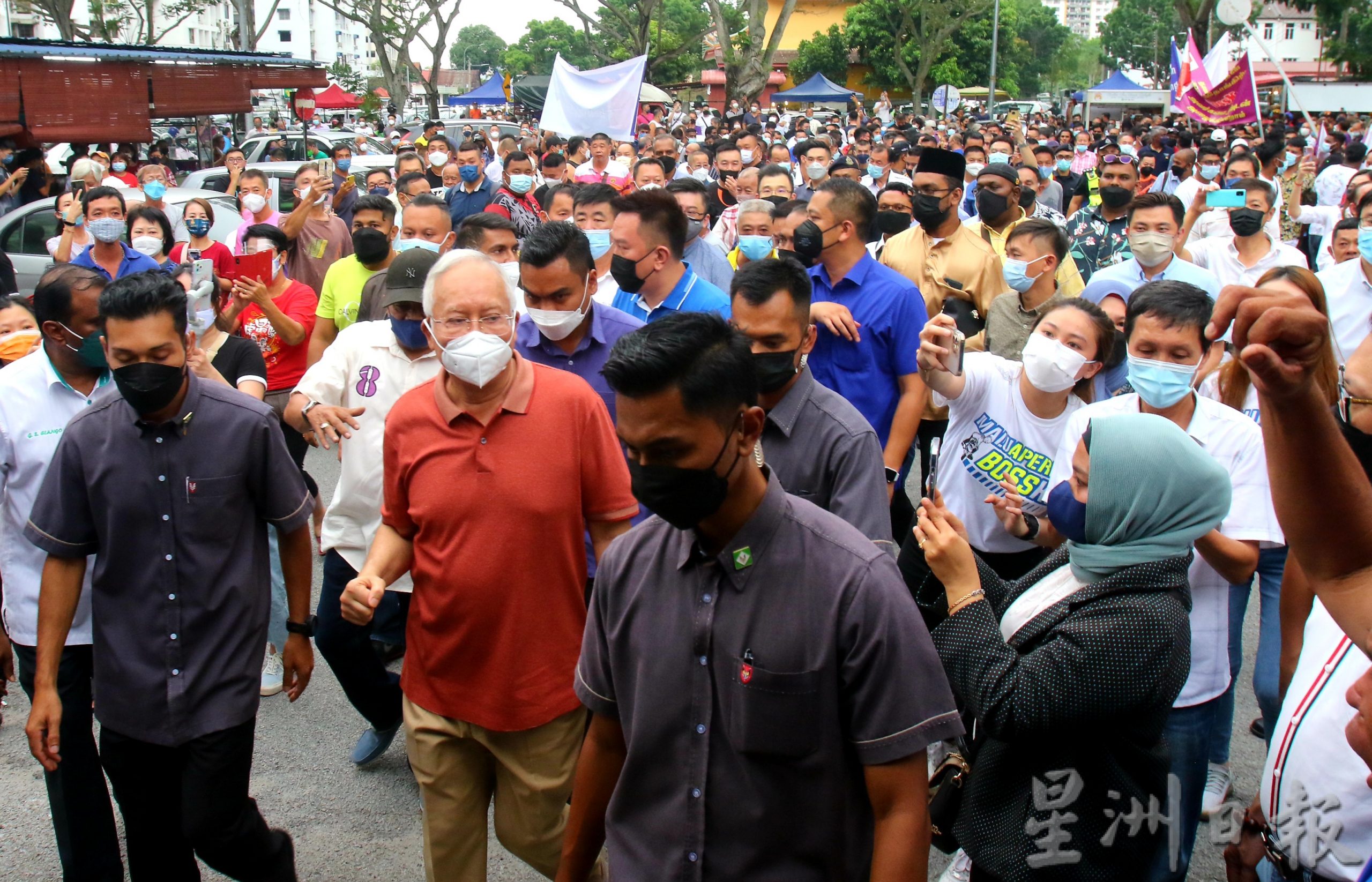 纳吉逛大路后卿田夜市 民众高喊“Bossku”迎接