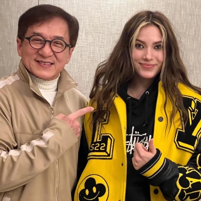 练拳击合影成龙 谷爱凌进军演艺圈? 