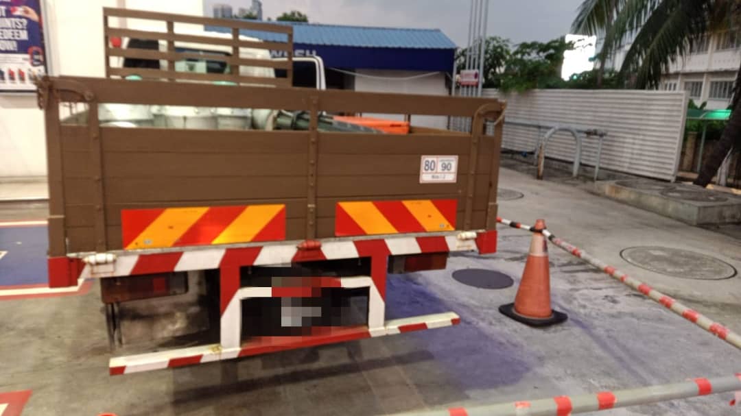 罗里突然移动撞墙·中年司机夹困丢命