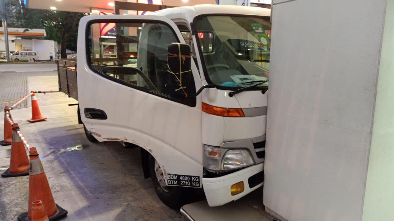 罗里突然移动撞墙·中年司机夹困丢命