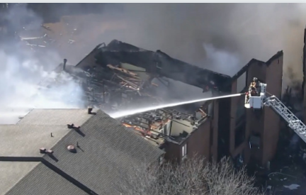 美国一所公寓楼爆炸起火：10人受伤送医 多人失踪