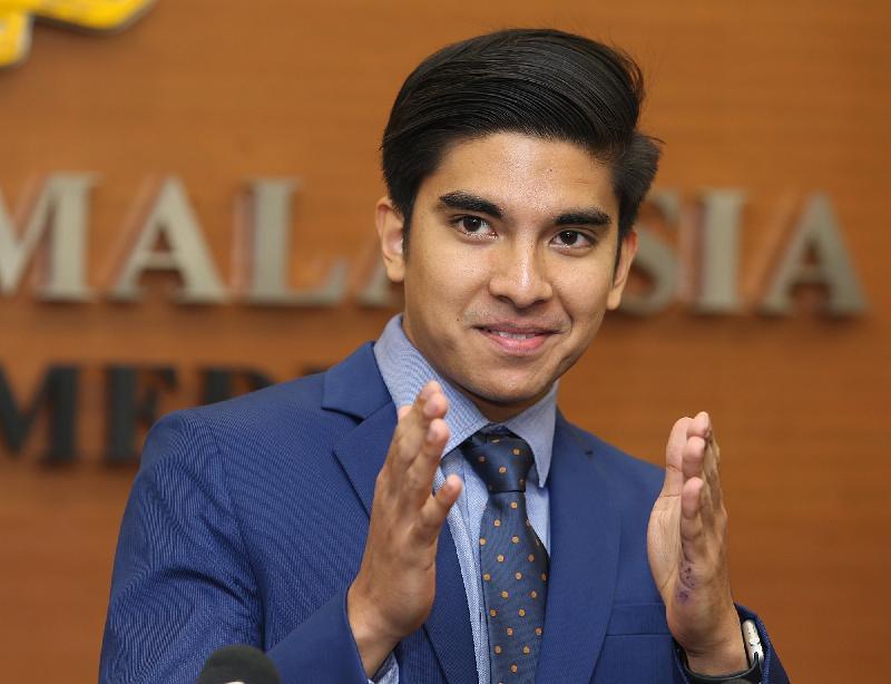 自家种大麻今被控上庭 男歌手上庭前问候赛沙迪