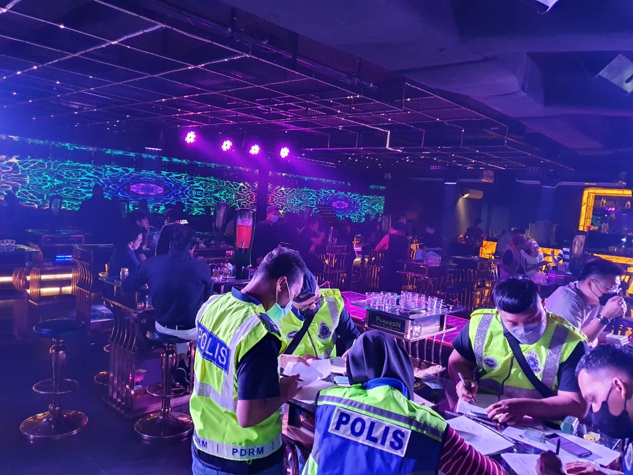 蕉赖警方取缔非法夜店·逮捕5人开51张罚单