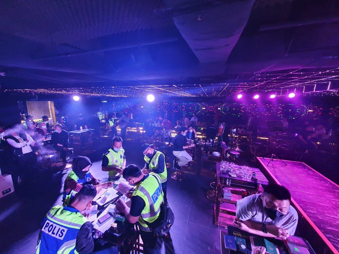 蕉赖警方取缔非法夜店·逮捕5人开51张罚单