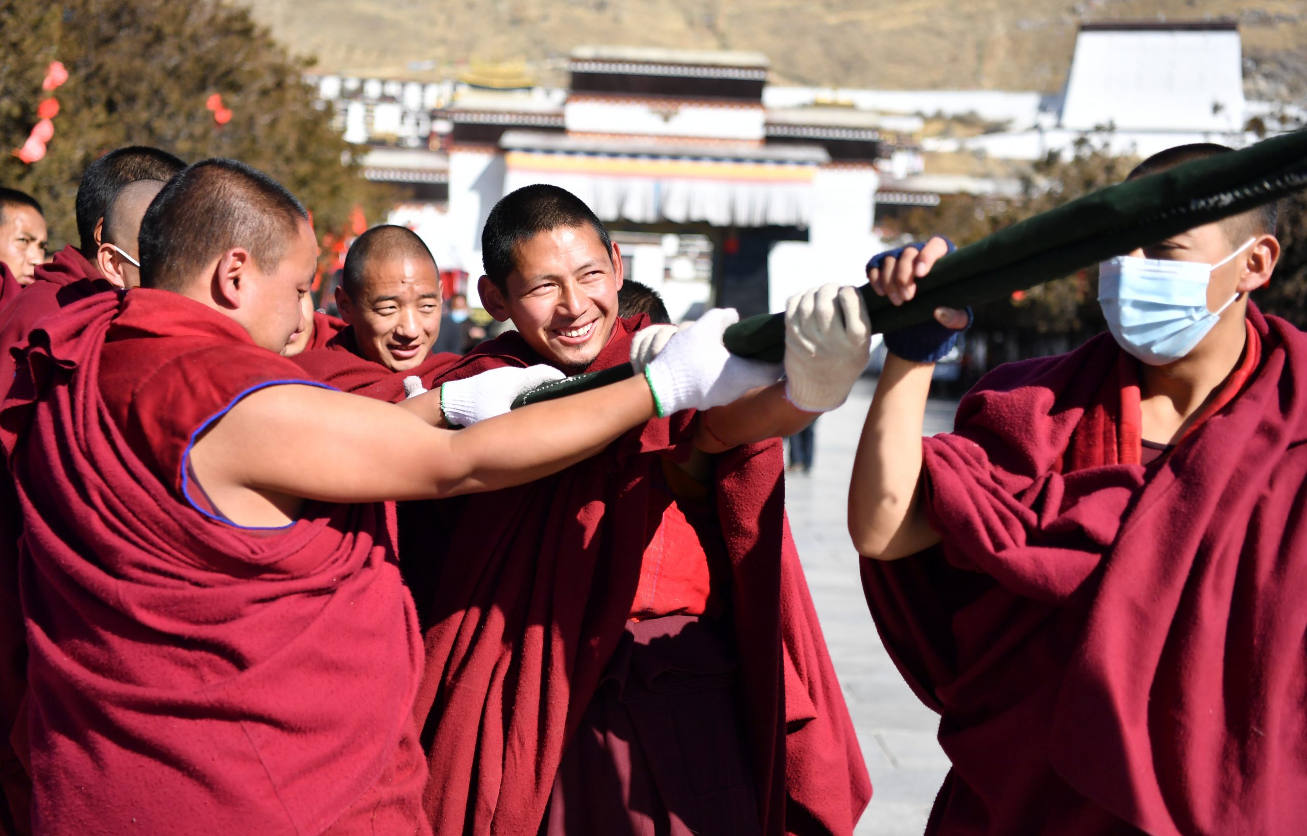    西藏扎什伦布寺立经杆 祈愿经幡满满祝福语