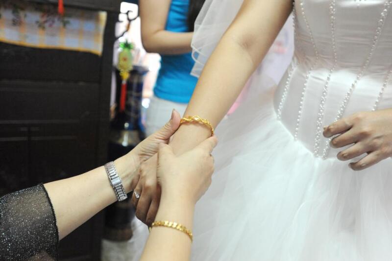 见抽屉财物动贪念 女佣偷雇主四点金