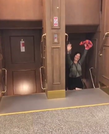 视频|没门不停站的“死亡电梯” 网民:很酷但不切实际