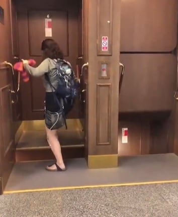 视频|没门不停站的“死亡电梯” 网民:很酷但不切实际